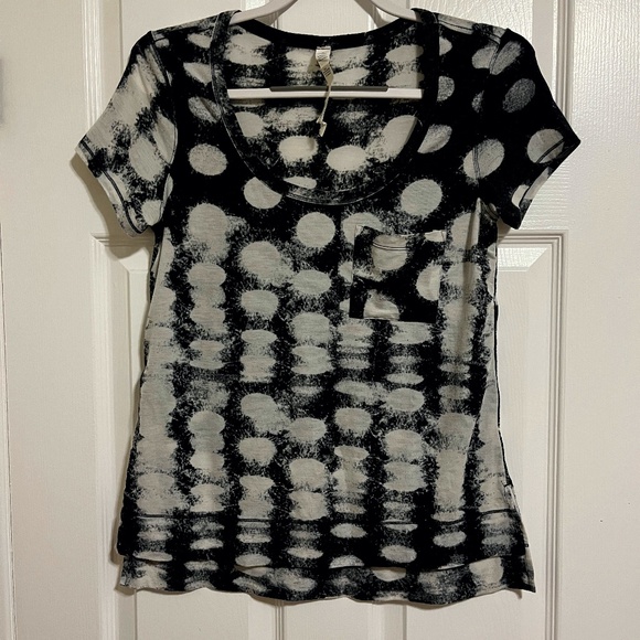Lululemon polka dot tee with front pocket - Picture 1 of 6